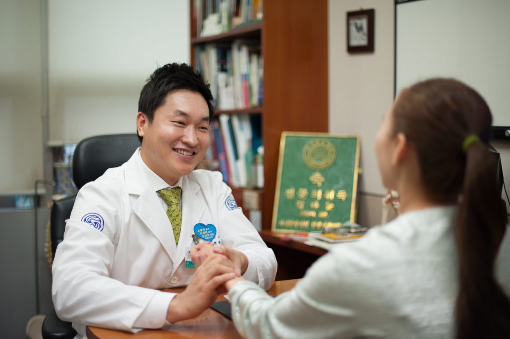 (写真1)海外からも多くの患者が訪れる自生韓方病院